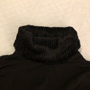 Saks 5th Avenue faux fur trim cowl neck tunic. Black. Size medium.